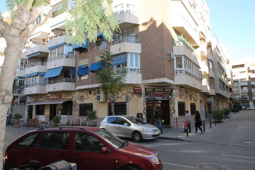 Fantastic southwest-facing apartment with 3 bedrooms