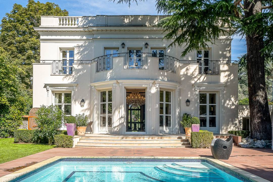 Exceptional and Rare Modern Villa for Sale in a Secure Cul-de-Sac