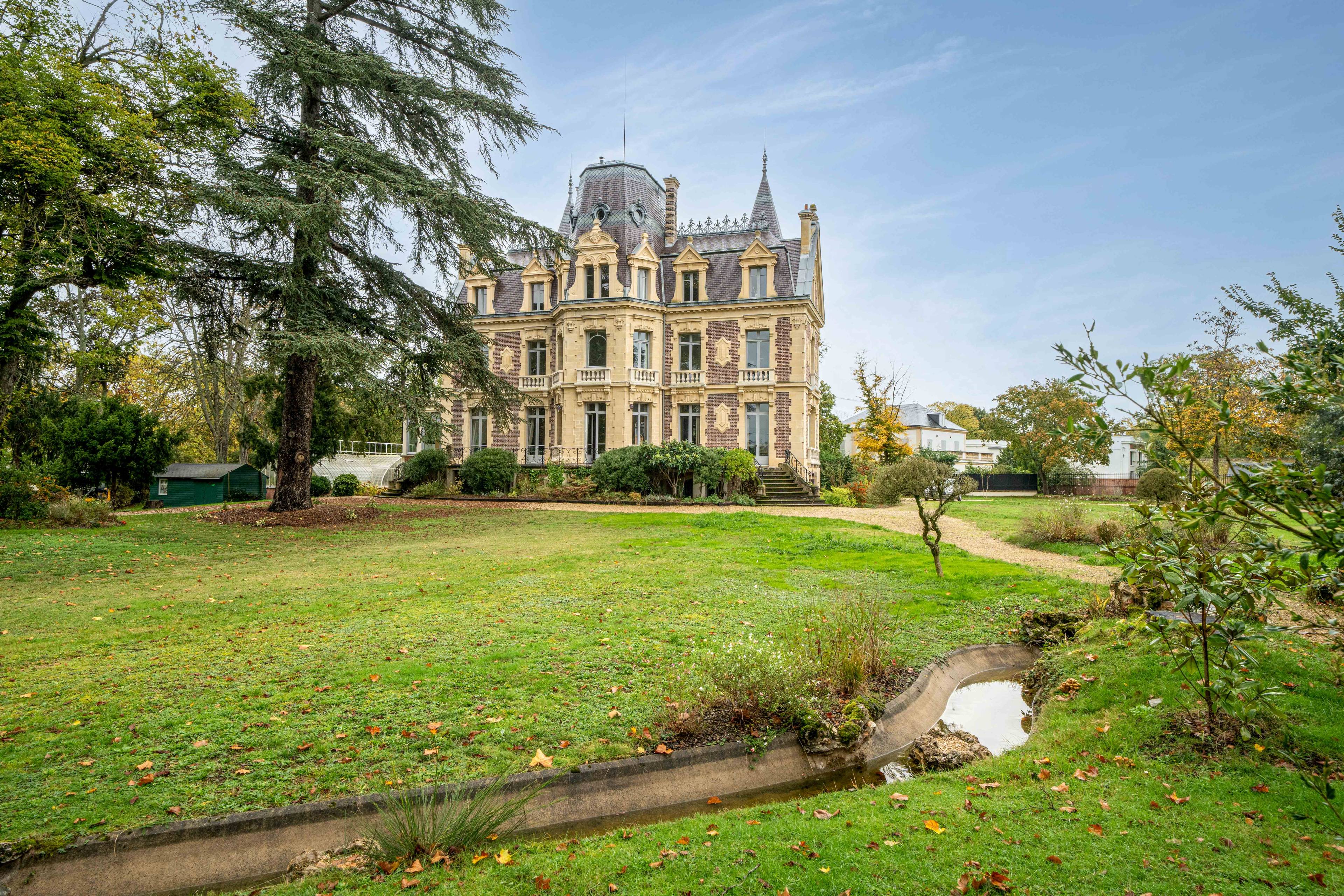 Luxurious Historic Estate 10 Miles West Of Central Paris