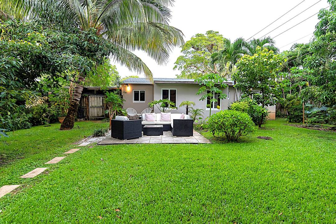 TOP LOCATION, TOP NEIGHBORHOOD, QUAINT SPOTLESS HOME.