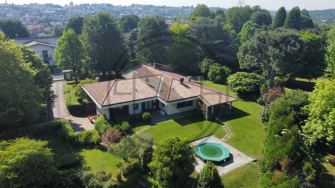 Villa with swimming pool and tennis