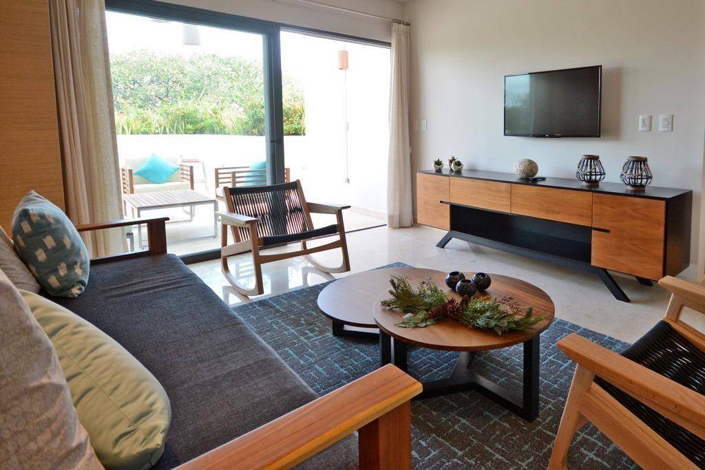 Exclusive 1+1 Flex Bedroom Luxury Condo, one block to the Beach