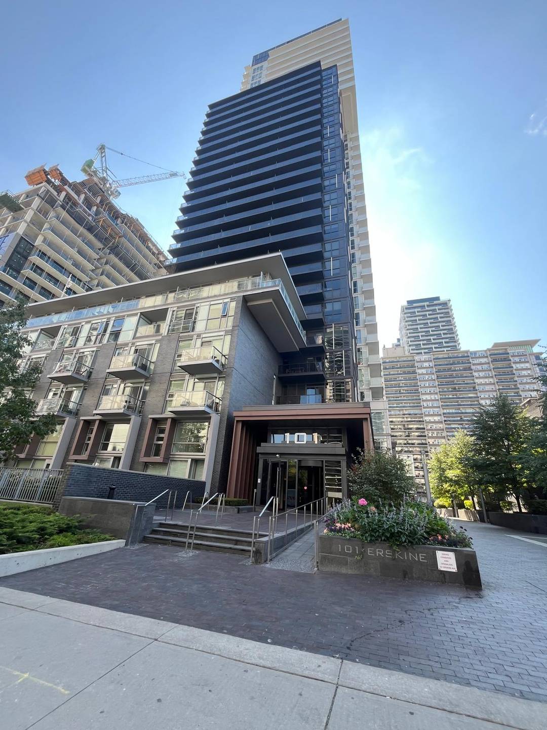 Modern One Bedroom Condo at Tridel's 101 Erskine!