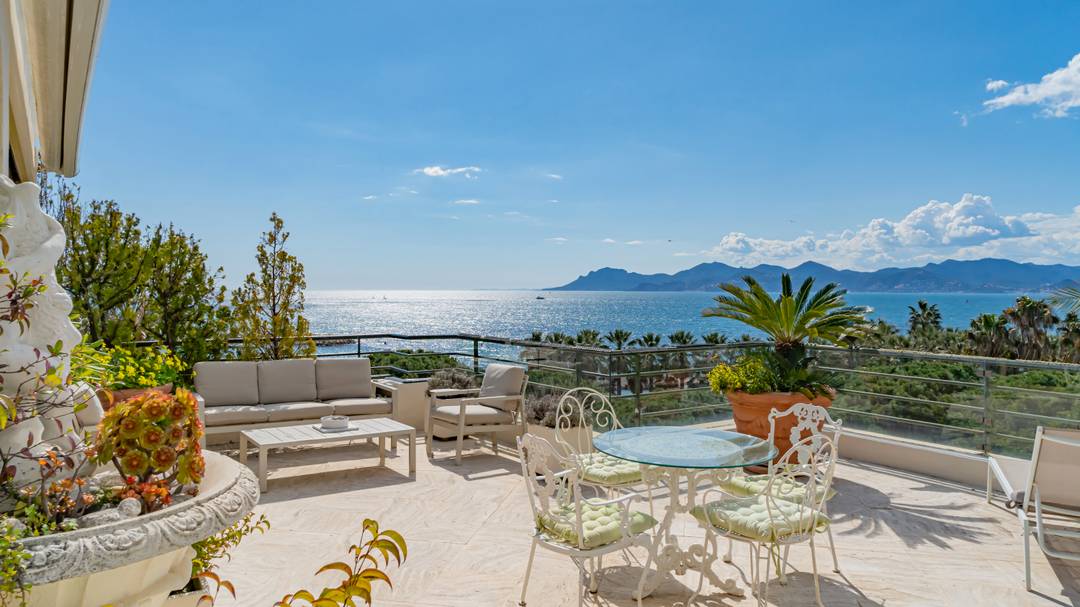Penthouse Croisette Duplex with Rooftop Terrace & Sea Views