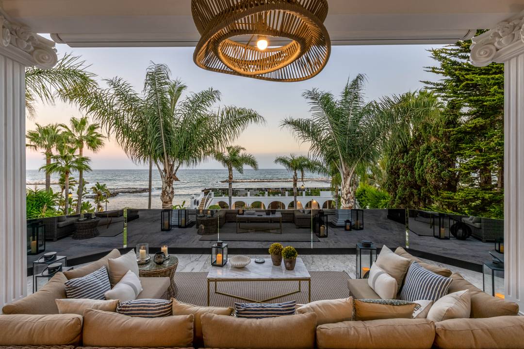 A Picasso 'branded' beachfront mansion in Puerto Banus, Marbella. Trophy asset - for art collectors.