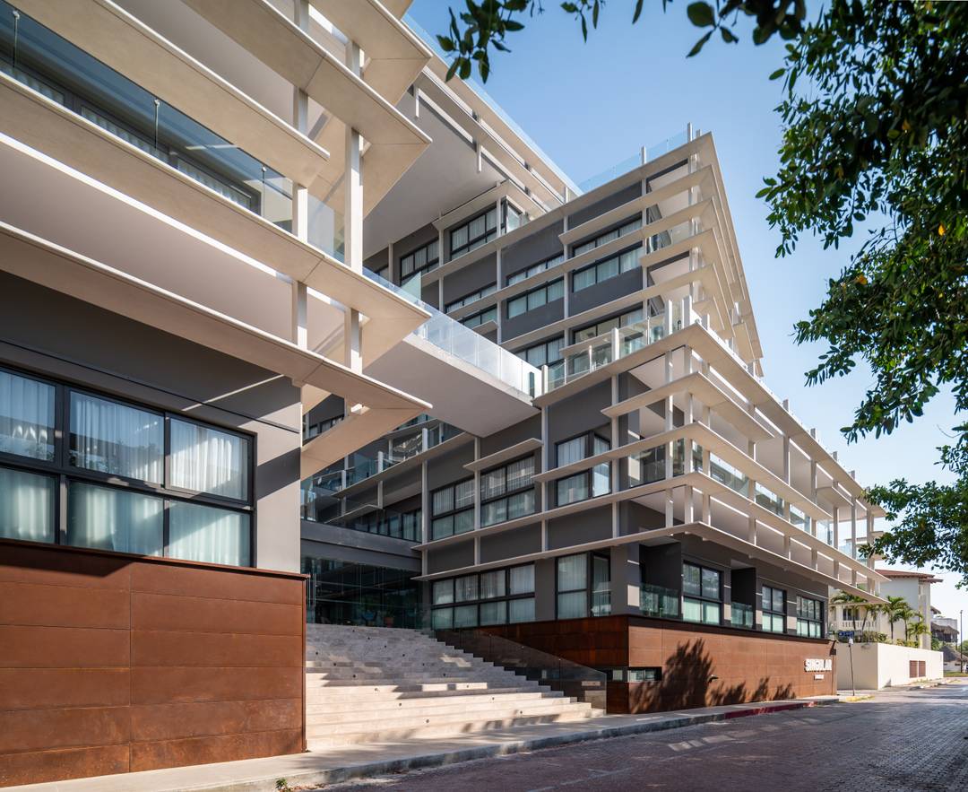 Luxury 5th-Floor Apartment With Endlees  Ocean Views