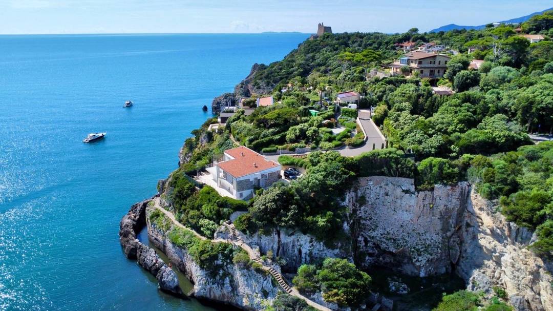 Cliffside Villa with Panoramic Sea Views in Southern Tuscany