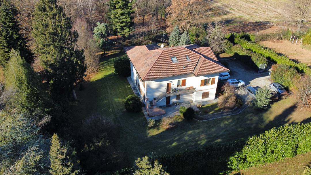 Near Como contemporary Villa