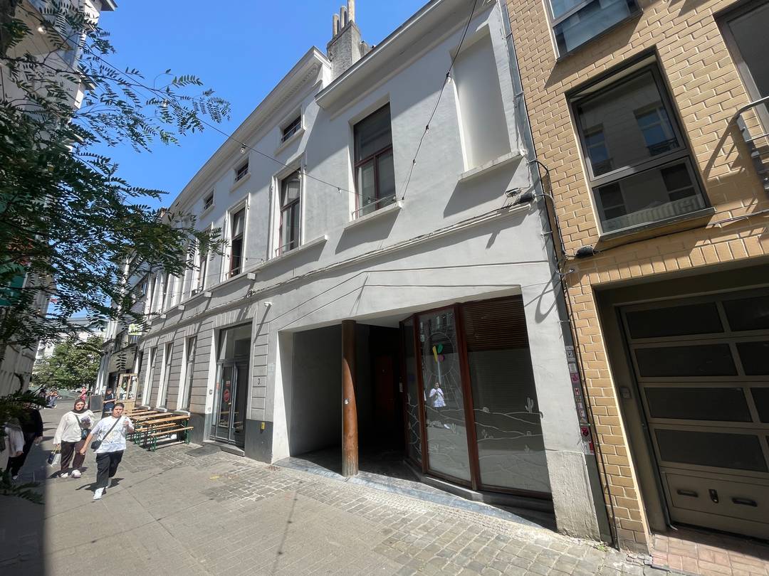 TOP INVESTMENT OPPORTUNITY IN GHENT – Revenue Property with 6 Studios and 2 Commercial Units in a Prime Location!