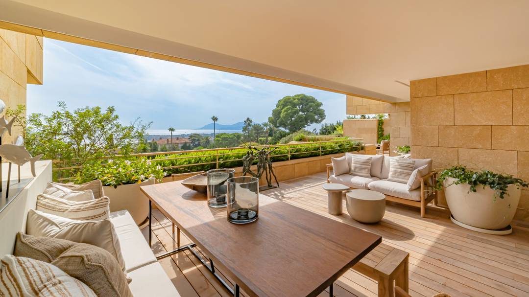 Elegant Apartment with Sea Views & Designer Finishes