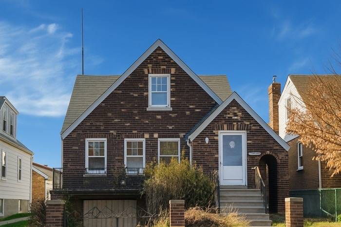 Detached Two-Family Home with Yard and Garage in Sought-After Allerton