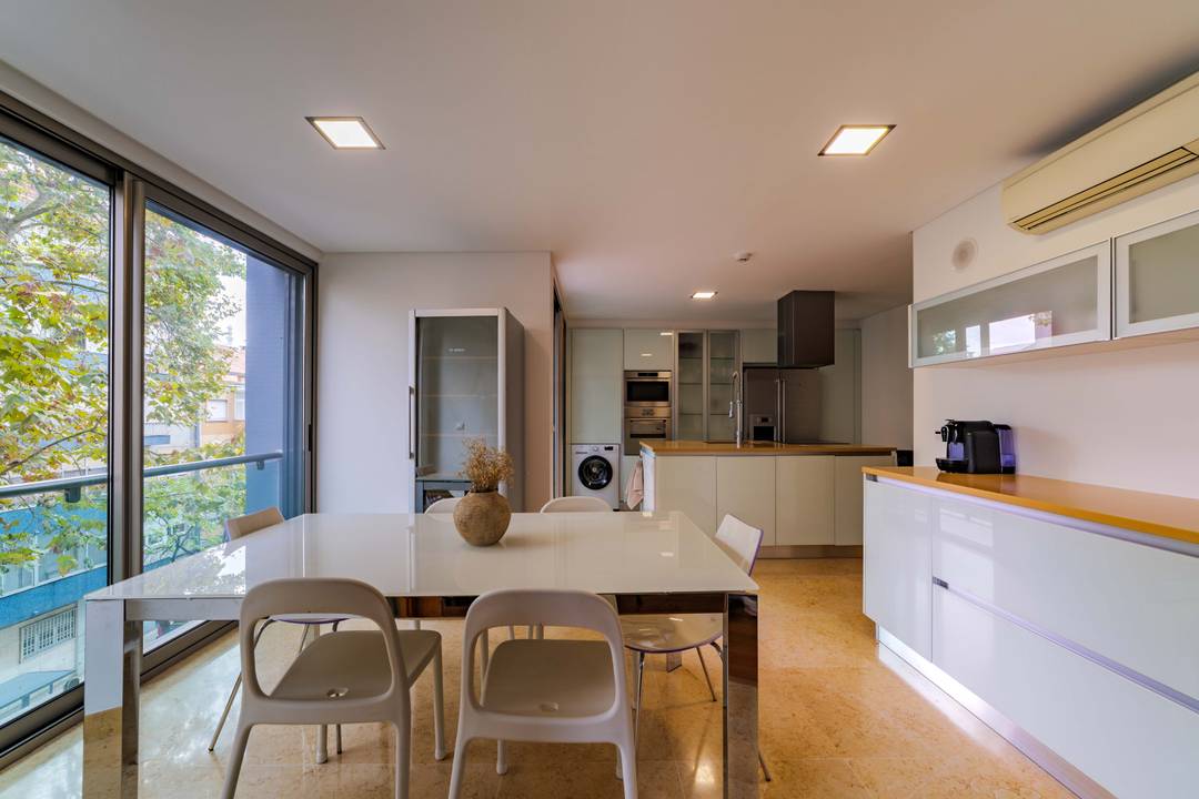 3- Bedroom Apartment with En-Suite and Parking - Benfica, Lisbon